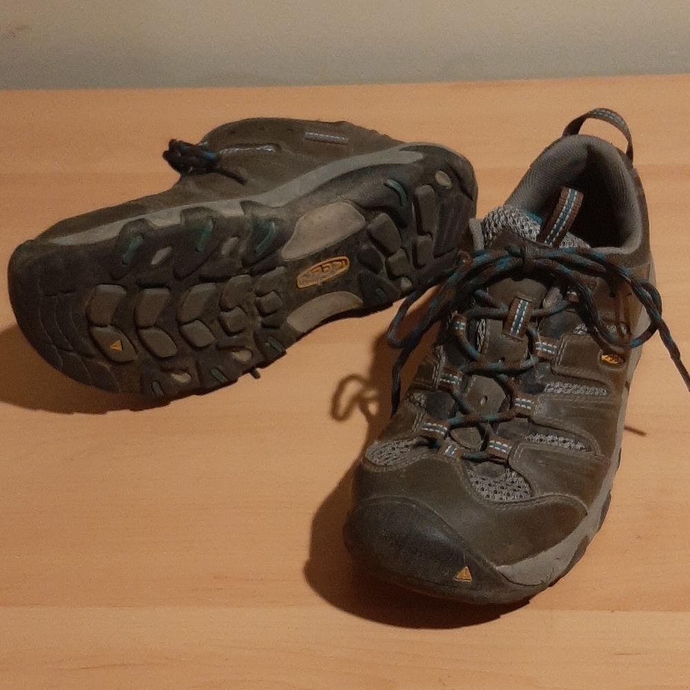 Keen hiking shoes BRN/GRN 9